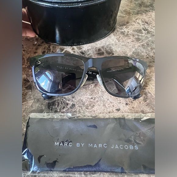 Marc By Marc Jacobs Black Wayfarer Sunglasses - Picture 3 of 10
